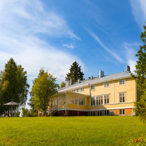 Landhaus Kekkolan takapiha ja nurmi