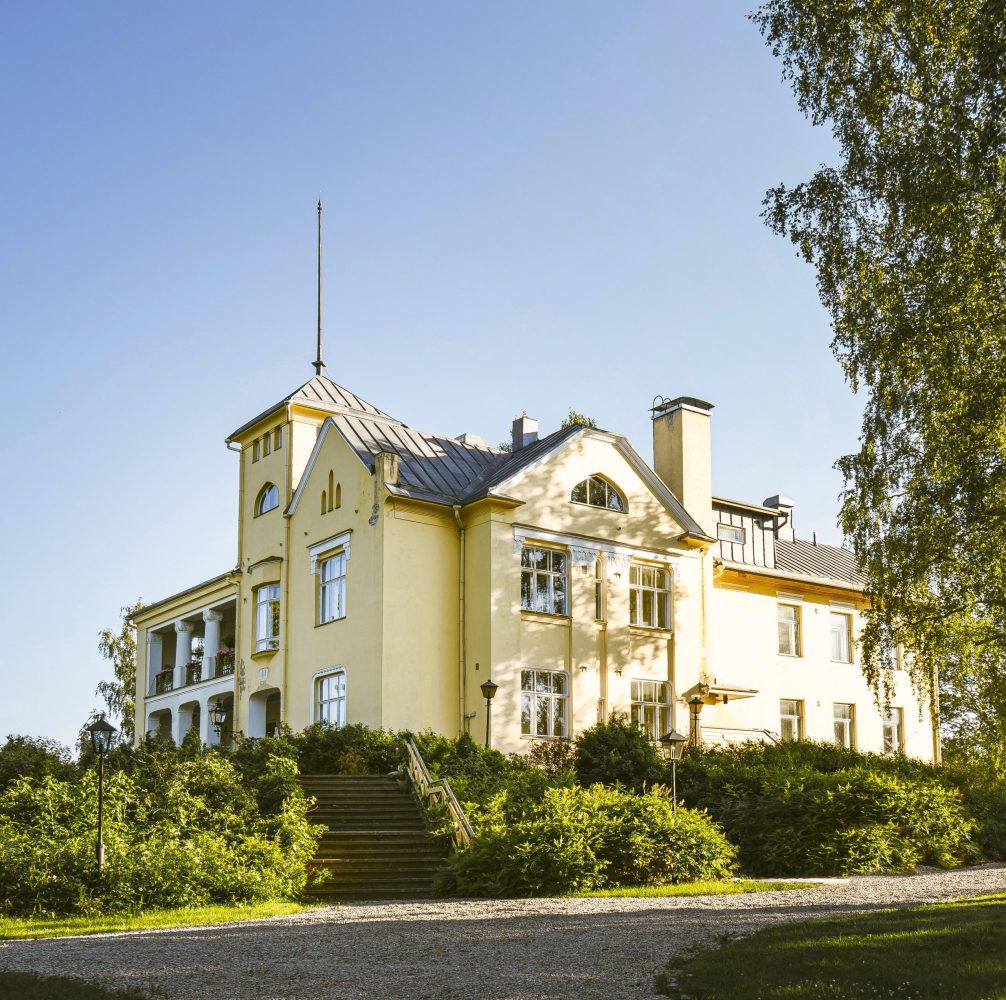 Kuokkalan kartano aurinkoisena päivänä