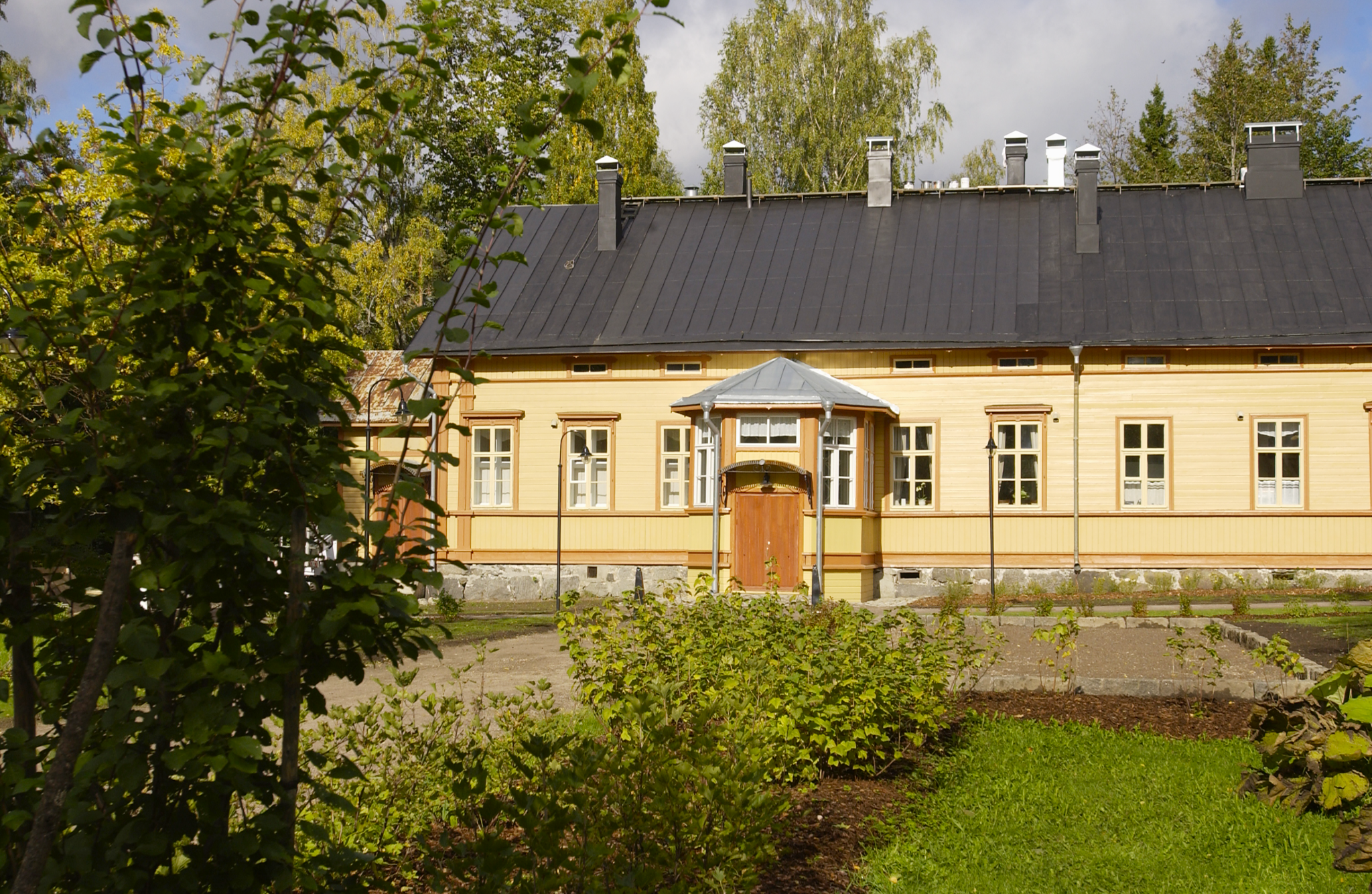 Lappeen Ruustinnan rakennus kesäpäivänä