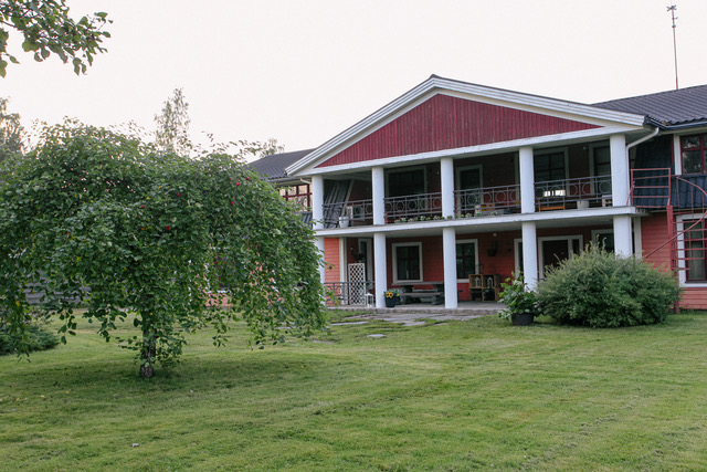 Tiihalan tapahtumakartanon pääsisäänkäynti ja etupiha